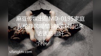 国产CD系列伪娘曦曦新作 学院风灰丝在公交站台广告牌后露出自慰射腿上