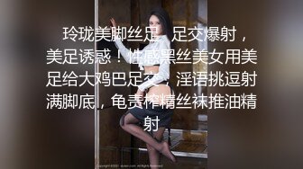 漂亮妹子被灌醉后带回乱摸一通 喝多了呕吐出来有点恶心 不过这么漂亮的妹子就不管太多了 还有叫床的反应