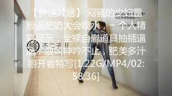 老公带性欲旺盛的老婆让2同事一起玩3P 自己在旁边指挥如何干她