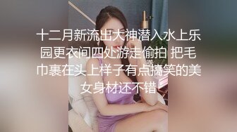 -黑虎街头露出大龟头喷射 正在等公交车的美女