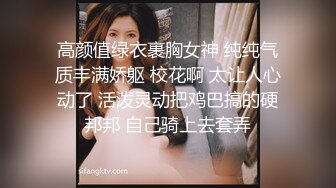 圆圆脸C罩杯短发新人美女，性感吊带小背心，拿出假屌磨蹭骚穴，骑坐抽插猛捅，菊花门口磨蹭，掏出大奶子很柔软