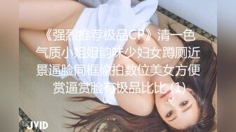  一男两女00后嫩妹！眼镜短发妹子！贫乳奶子多毛骚穴，骑乘后入深插，旁边另个妹子拍摄