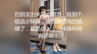 冒死爬墙偷拍水上乐园刚出来换衣服的小美女