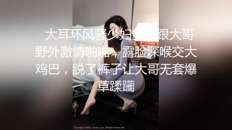 漂亮宝妈 完美白虎 掰开阴户直接看到子宫颈 ，儿子还在旁边打她屁股！