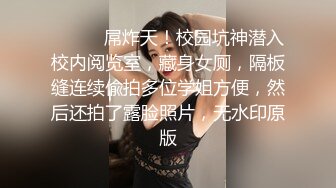 巧克力般丝滑的美少女栽倒在她的年轻酮体上不愿醒来