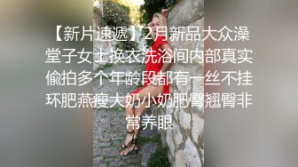  极品颜值美女小鱼干！外表甜美骚的很！脱光光炮友玩穴，侧入抽插无毛小穴