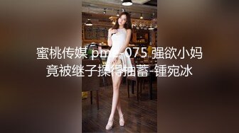  粉色头发卡哇伊眼镜萌妹子啪啪，特写深喉交上骑乘晃动大奶