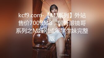 JK制服小姐姐颜值极品，抱住爱抚感受脱光光身材丰满