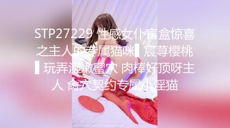 《魔手外购极品CP》景区女公厕完美定点角度全景偸拍，先脸后逼各种气质小姐姐方便，眼镜美女高高撅起翘臀双洞一清二楚 (5)