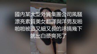 妹子刚走应观众要求叫回来，近距离特写深喉口交摸逼调情一番