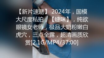  气质不错的少妇露脸在宾馆伺候大哥激情啪啪，激情上位自己揉捏骚奶子