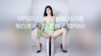 超漂亮的金发女郎穿着兴趣内衣与男友各种姿势做爱