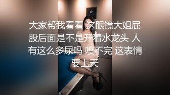 黑丝大长腿小骚逼床上伺候小哥啪啪，激情上位让小哥玩着小脚抽插骚穴，后入爆草小屁股浪叫呻吟对着镜头浪叫