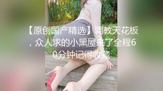 笑起来很甜的小少妇全程露脸诱惑狼友，敞亮风骚又迷人，跟狼友互动撩骚，胡萝卜抽插骚穴呻吟，淫水多多好骚