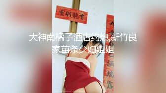 美女在沙发上撅着屁屁 被大吊无套爆菊花 爽叫不停 射了一丢丢