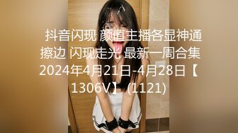 两个妹子脱光衣服练习完模特步就被眼镜小哥双飞