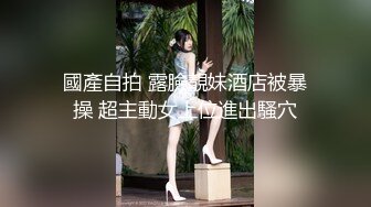 北京人妻婊子家门口漏逼偷情