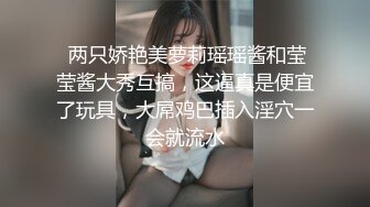 一边操一边按住奶子，逼里热乎乎的，好像要高潮了