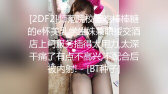 郑州洛阳小美女，万达超市无内露出，两只小葡萄俏丽，很闷骚看着周围！