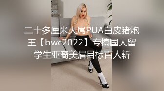 22歲騷女友故意跑到公廁，視訊玩跳蛋給男友看，突然被隔壁的聲音嚇一跳！