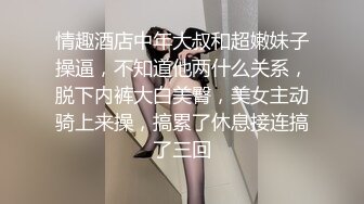 三女一男在家里玩得不亦乐乎