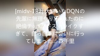 【新片速遞】 贫乳小女友 不许拍我 我看到了 把手机给我 害羞女友 性欲到挺大 被大棒棒怼不过瘾还要用振动棒 拔枪射了一肚皮 