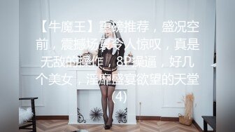 把镜头伸过隔板超近距离拍摄嘘嘘