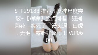 极品淫乱骚婊 4P堪比AV 两手各握肉棒一个舔B (2)