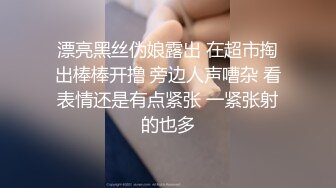 火辣性感风CD小薰 时尚打扮出街露出，大鸡巴硬起来挂在牛仔裤外面 这种露出方式好刺激呀，回到走廊夹腿高潮！！