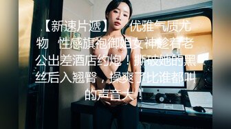 00后小美女就是娇嫩可人，穿着宽大T恤坐在腿上