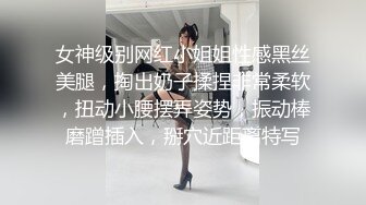 极品熟女女上位，比基尼制服表情销魂享受性爱，无套大屌爆插白虎穴