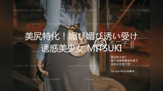 短发无毛肥美鲍鱼深夜展示，奶子也不错撅着屁股给狼友看骚逼好刺激，大哥在旁边享受口交，淫语互动狼友真骚