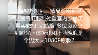 巨乳良家少妇在狼友的挑逗下脱光了衣服，躺在床上跳弹自慰揉捏诱人的大奶子，逼逼特写跳弹塞菊花真刺激