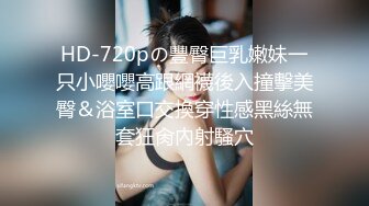 金发美女刚刚洗完澡展示自己的身材