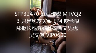 震惊！！骚妈妈当着儿子面直播还舔小儿子的小鸡巴，乱伦淫妇