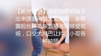 高颜值黑衣花臂妹子，近距离口交翘屁股扣逼抬腿后入猛操