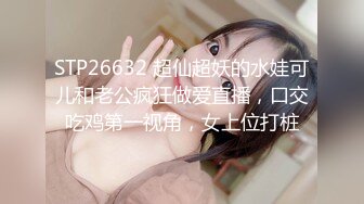 爆乳粉穴眼镜美妞，全裸双指扣逼，真的很敏感，白浆不断流出，搞得小穴湿湿