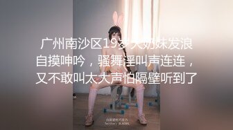 妹子抖音直播下腰时意外衣服滑落 两座傲娇的雪峰映入眼帘