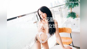 【新片速遞】餐厅女厕抱着宠物来上厕所的美女 BB黑的像碳一样