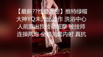  新流出民宿酒店偷拍 性感情趣内衣美女和男友一边玩手机一边做爱