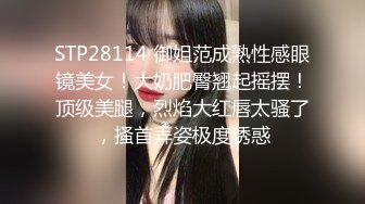  肉感十足颜值美女给炮友交自慰诱惑，展示活隔着舔弄，单腿网袜翘起屁股露肥逼