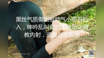 约操高端外围小姐姐,刚进门就穿上开档黑丝丁字裤 翘着美臀69口交