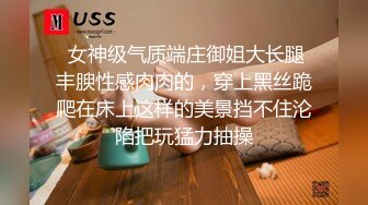 御姐范黑丝轻熟女很有味道，被胖男推到就开始操逼