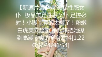 齐逼牛仔短裤黑丝骚女舔屌足交一脸享受脱下黑丝掰穴扣弄