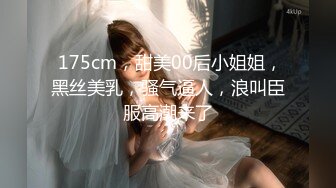 【新片速遞】  骚逼女友❤️晚上下班回来，像着了魔一样~衣服来不及脱，扑上来捉住我的鸡儿使劲在这里吃又舔❤️看她吃的骚劲~心里特刺激过瘾！