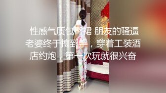 狠人两人男人一起玩她她还不忘自拍