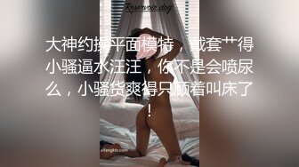  清纯甜甜小美女娇嫩风情顶不住刚到酒店就抱住亲吻吸奶，看着身材娇小玲珑却前凸后翘性趣大发啪啪肆意冲击