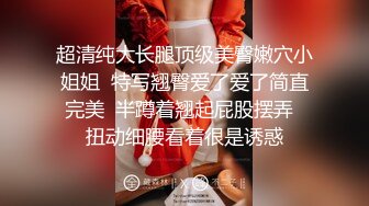 专注人前露出与路人同框美腿女神GI9ZA视图集，公园超市广场哪人多往哪去和老登一起锻炼 (10)